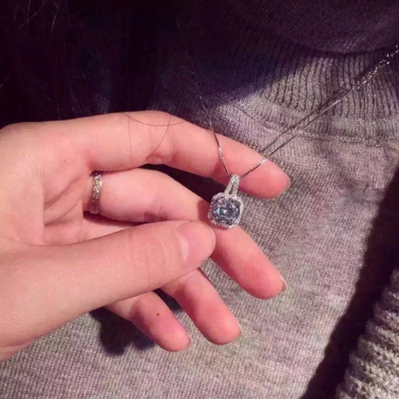 GORGEOUS!  NWOT 2ct round w/halo SONA CZ necklace - Picture 4 of 4